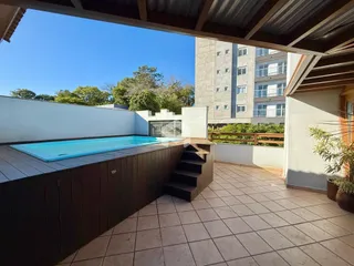 Área externa com piscina e deck em Lajeado, Brasil.