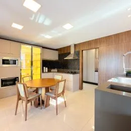 Foto de um ambiente interno com mesa de jantar e cadeiras.
