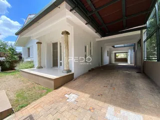 Fachada de uma casa em Lajeado, Brasil, com varanda coberta e piso de tijolo.