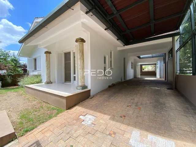 Fachada de uma casa em Lajeado, Brasil, com varanda coberta e piso de tijolo.