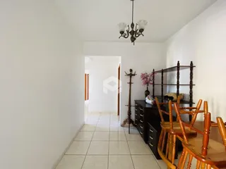 Hall de entrada com piso de cerâmica e paredes brancas.