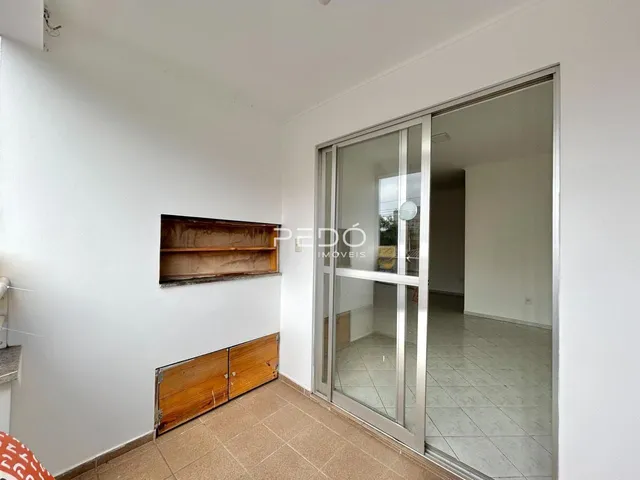 Foto de um interior com detalhes em madeira e porta de vidro.