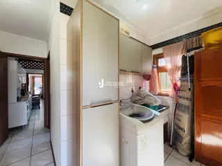 Interior de uma sala com armários e janela em uma residência.