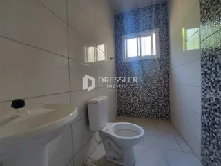 Foto de um banheiro com revestimento cerâmico nas paredes.