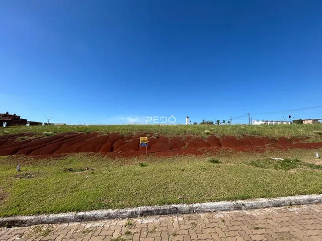 Vista de uma área de terra com grama e céu azul em Lajeado.
