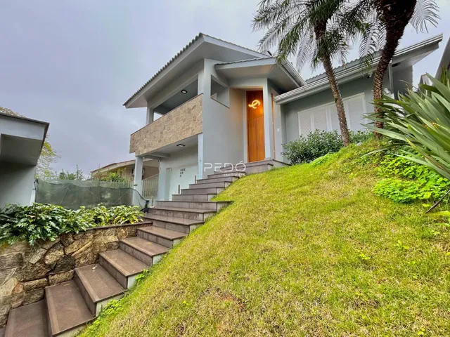 Fachada de uma casa em Lajeado, Brasil, com jardim em declive.