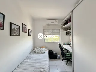 Um quarto com cama e estante decorativa branca.