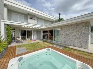 Fachada de uma casa moderna com área externa e jacuzzi.