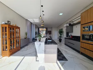 Sala de estar moderna com piso de mármore claro.
