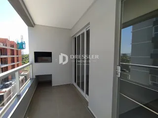 Vista de uma sala com acesso a uma varanda em Lajeado.