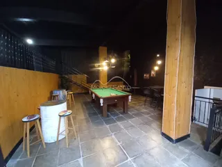 Sala com mesa de bilhar e piso de cerâmica.