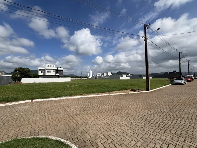 Vista externa de uma propriedade com área verde em Lajeado, Brasil.