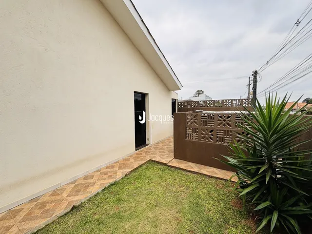 Fachada de uma casa em Lajeado, Brasil, com jardim e muro.