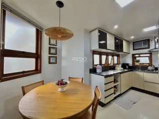 Foto de uma sala de jantar integrada a uma cozinha em um imóvel no Brasil.