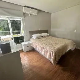 Quarto com cama e ar-condicionado em um imóvel.