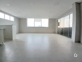 Imagem de um espaço interno amplo e vazio de uma residência.