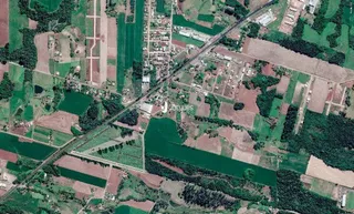 Vista aérea de uma área rural com campos e vegetação na região de Lajeado.