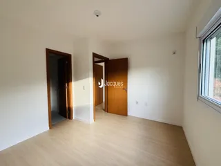 Hall de entrada com portas de madeira em um imóvel no Brasil.