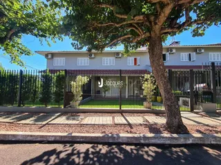 A fachada de uma casa em Lajeado, Brasil, com cerca.