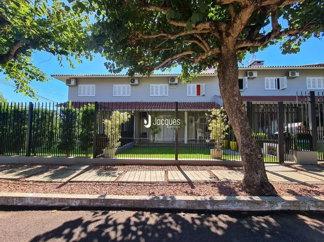 A fachada de uma casa em Lajeado, Brasil, com cerca.
