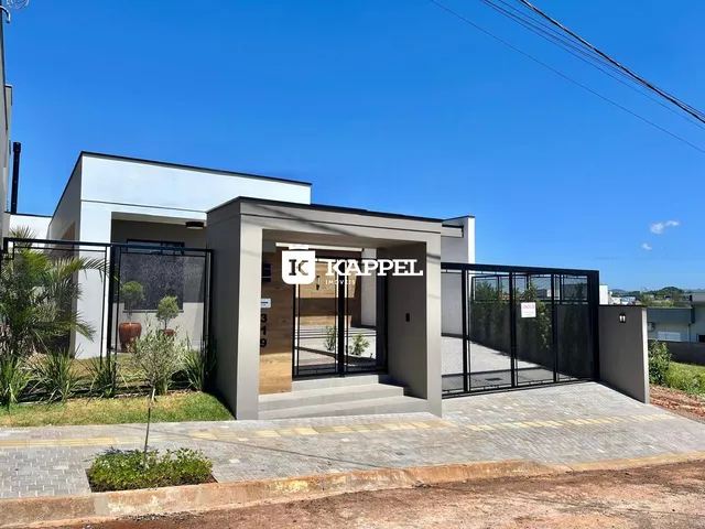 Fachada moderna de uma residência em Lajeado, Brasil, com jardim frontal.