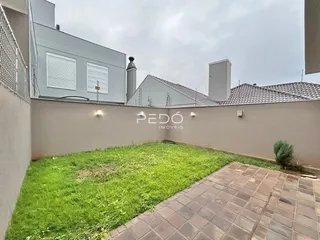 Vista externa da propriedade em Lajeado, Brasil, mostrando o muro e o jardim.