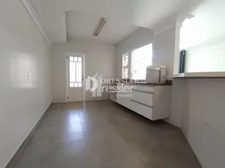 Vista de um corredor interno de uma residência.