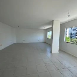Foto de um ambiente interno com piso de cerâmica e paredes brancas.