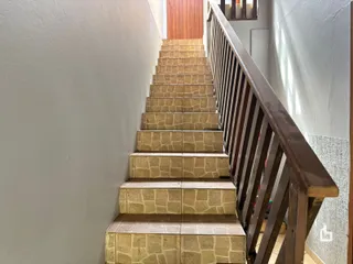 Escadaria com degraus de pedra em um corredor interno.
