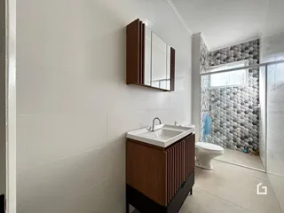 Foto de um banheiro moderno com revestimento de azulejos brancos.