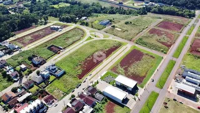 Vista aérea de um terreno com áreas verdes e estradas.