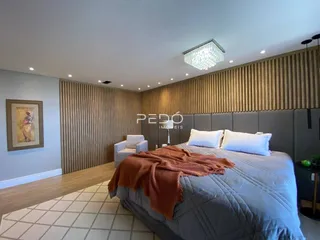 Quarto com cama e decoração moderna em um apartamento.