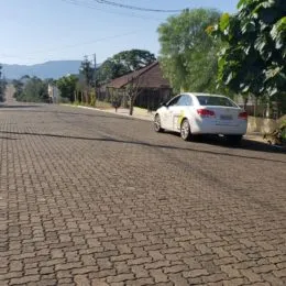 Vista da rua com um carro estacionado em Lajeado.