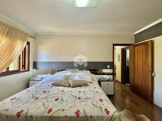 Quarto com cama e decoração em ambiente interno.