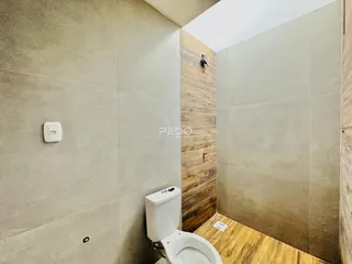 Foto de um banheiro com revestimento de madeira e piso de madeira.