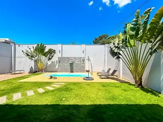 Área externa com piscina e gramado em Lajeado.