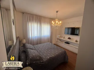 Quarto com cama e cortinas em um imóvel.