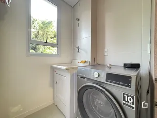 Foto de um banheiro com máquina de lavar roupa e janela em Lajeado.