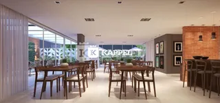 Uma sala de jantar com mesas de madeira e grandes janelas.