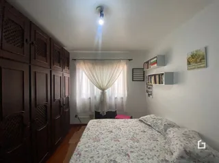 Quarto com cama e armários de madeira.