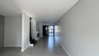 Corredor interno de uma residência moderna em Lajeado.