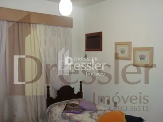 Quarto com cama e cortinas.