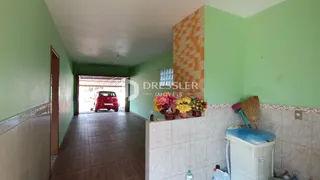 Corredor interno com piso de cerâmica e paredes verdes.