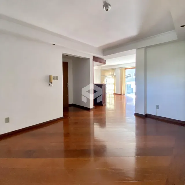Vista de um corredor com piso de madeira polida.