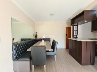 Sala de estar com sofá e mesa no interior da residência.