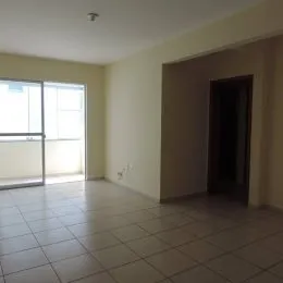Ambiente interno com piso de cerâmica e portas de vidro.