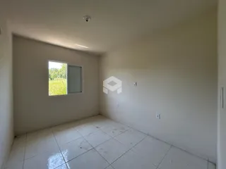 Vista interna de um cômodo com piso de cerâmica branca.