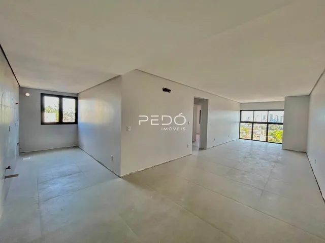 Ambiente interno de uma propriedade em Lajeado, Brasil, com paredes brancas e piso claro.