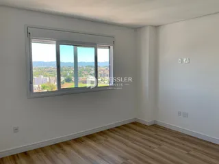 Vista da janela de uma sala de estar com piso de madeira clara.