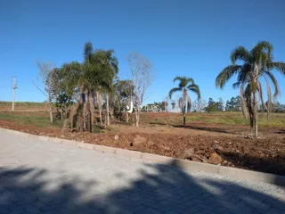 Vista da propriedade em Lajeado, Brasil, mostrando terra e vegetação.